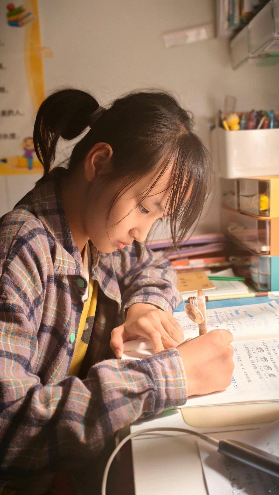 妈妈辅导作业被气到引爆脑瘤说实话，我上初中之前，在家写作业从来没超过六点半。晚上