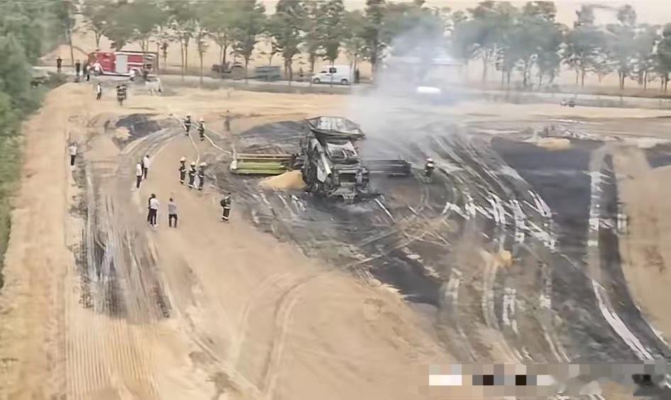 5月31日，河南某麦地里，一辆价值六百万的克拉斯780联合收割机发生自燃。​​有