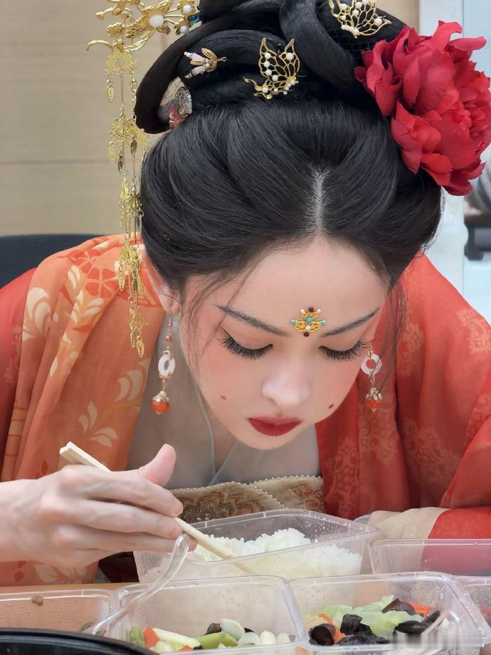 娜扎美女埋头干饭 娜扎美女埋头干饭也太可爱了吧，娜扎小猪包真的萌萌的，心动了娜扎