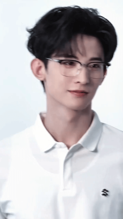 常华森这手我先抱走了 脸帅也就算了，手还这么能打，常华森这双手指节分明，扶眼镜时