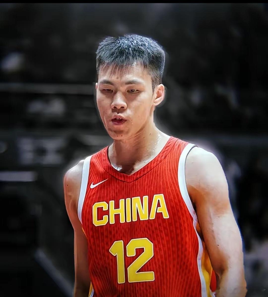 中国男篮第二次热身赛被塞尔维亚球队1分绝杀。本场比赛庞峥麟的表现失误太多，不够稳