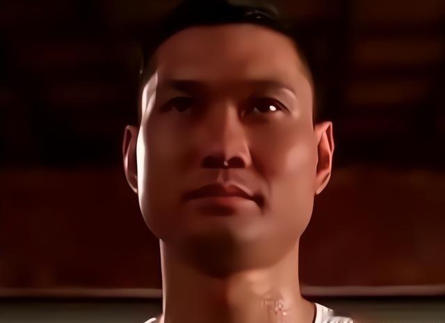 1994年，李连杰和拳王周比利拍摄电影《精武英雄》时，为了展现真实的效果，两人演