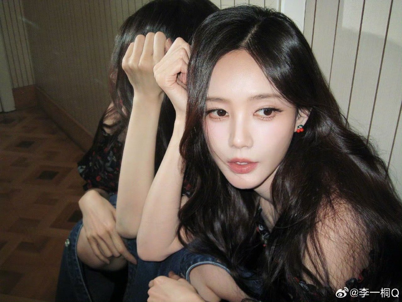 李一桐今天只做自己的女王 波点发带、露肩碎花造型好美，多面随拍满是自在气场。 