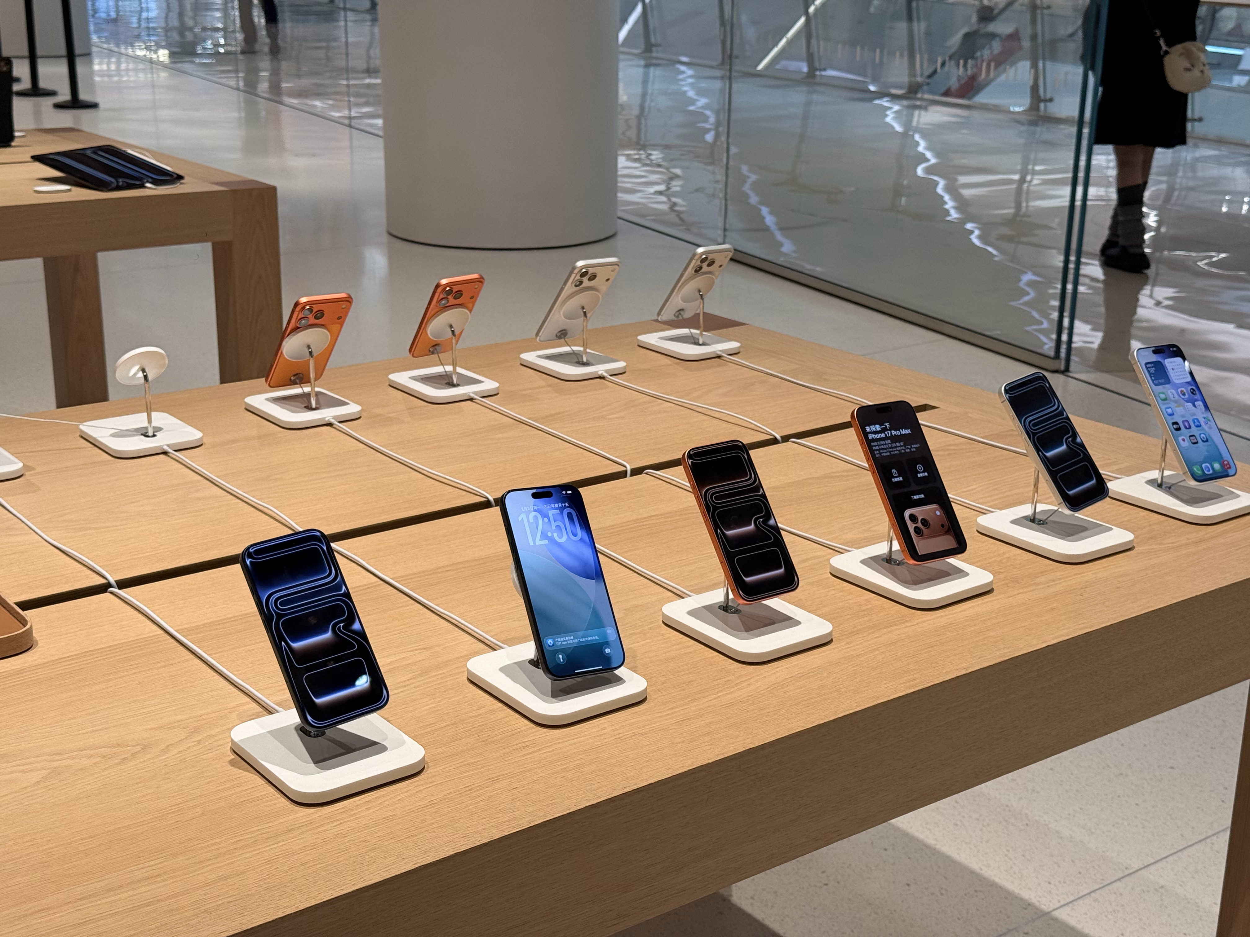 降价2000后的iPhone Air价格与iPhone17标准版完全一样除了eS