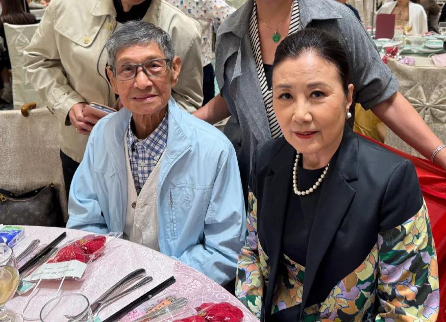 还认得汪明荃旁边的演员吗？很久没见了，虽然苍老了不少，但气场依旧强大
他的名字叫