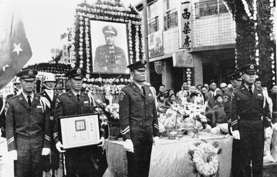 1949年12月，白崇禧带着2个副官去打猎，其中一个副官说自己去山下守着，另外一