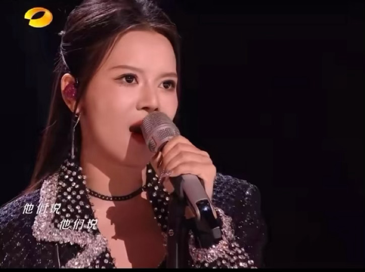 又在逐帧品生特的舞台了，谁来懂一下《野人》这里的冷脸，好帅此女的表现力就这样强生