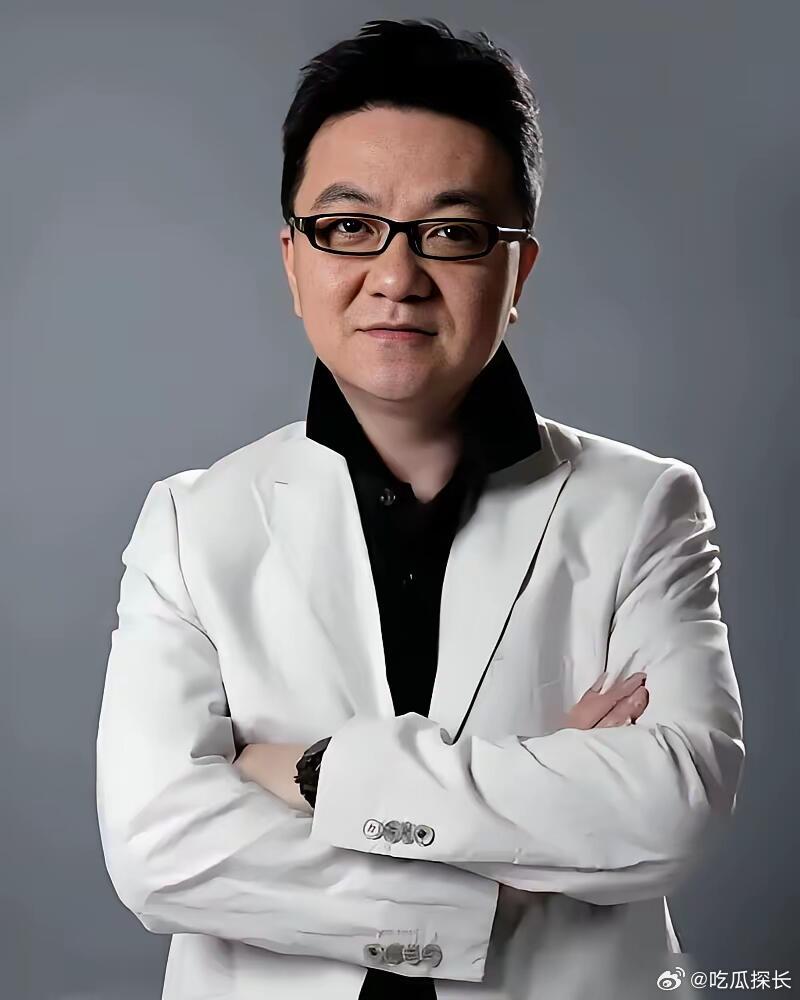 董路给足球小将上压力了  董路直言要给小将加压，踢球先抓防守反击，前场多人上前逼