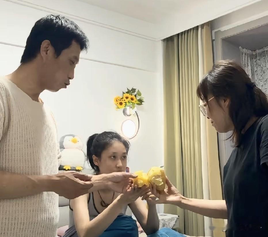 自闭症菲儿妈妈改变了很多，菲爸来了之后，变得小女人，说话都温柔，相处一个月又有感