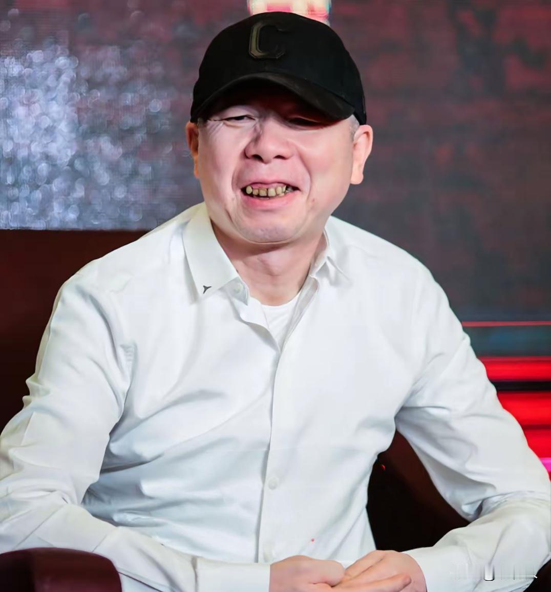 冯小刚的形象确实很一般，一脸的白癜风。一口大黄牙，要排最丑的男人，他绝对能排上号