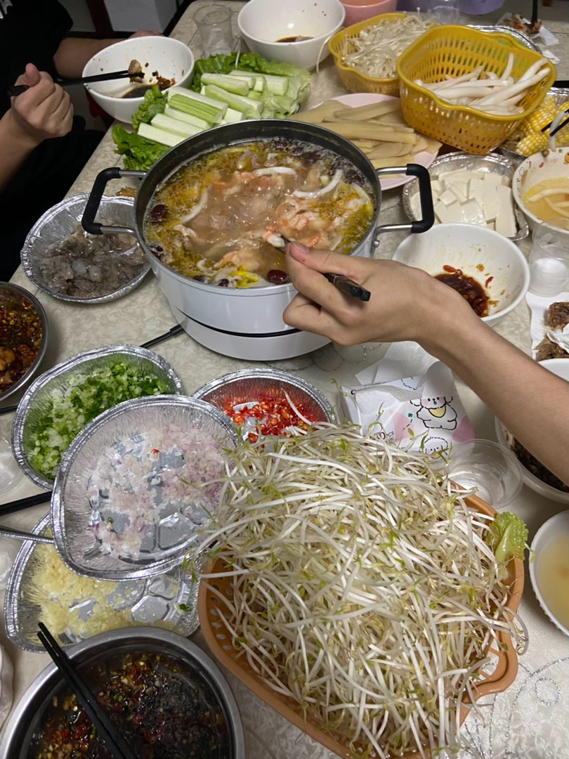 马哥为了做椰子鸡 劈了两个大椰子 刀都劈卷刃了🤣手都劈出了水泡 辛苦陈大厨👨