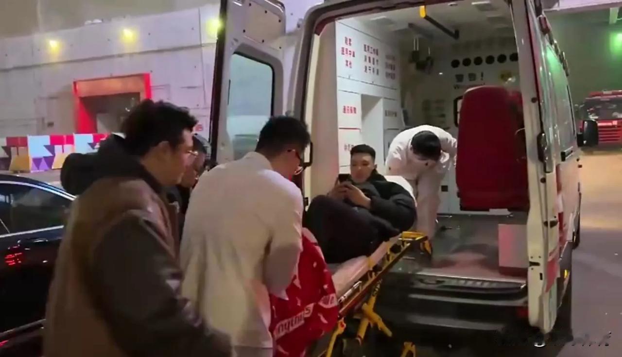 屋漏偏逢连夜雨！北京首钢男篮队长翟晓川跟腱受伤，被紧急送往医院接受进一步的检查。