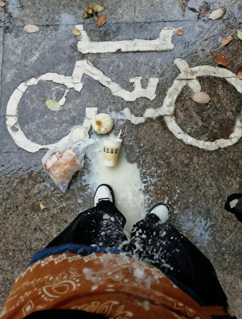 请大地喝一杯，以后的路好走些…
把包子先捡起来，面包捡起来还可以吃，文字有时候太