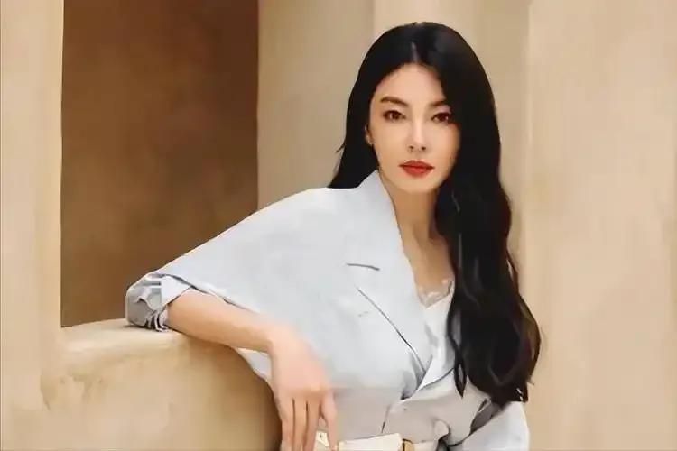 2026年开年，张雨绮便深陷代孕、插足婚姻等争议漩涡，前夫袁巴元前妻葛晓倩实名举