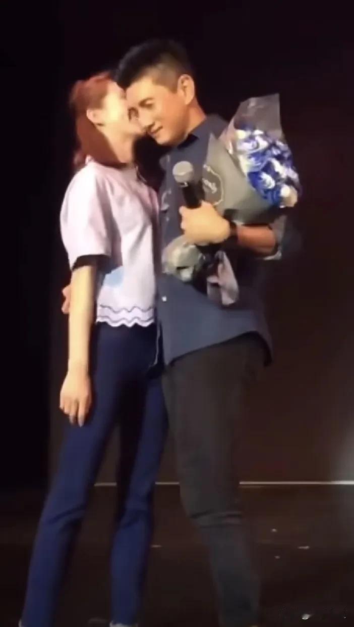 刘诗诗和吴奇隆好恩爱呀！这下打破了大家的不良想法了吧？之前有人说他们两口子闹离婚