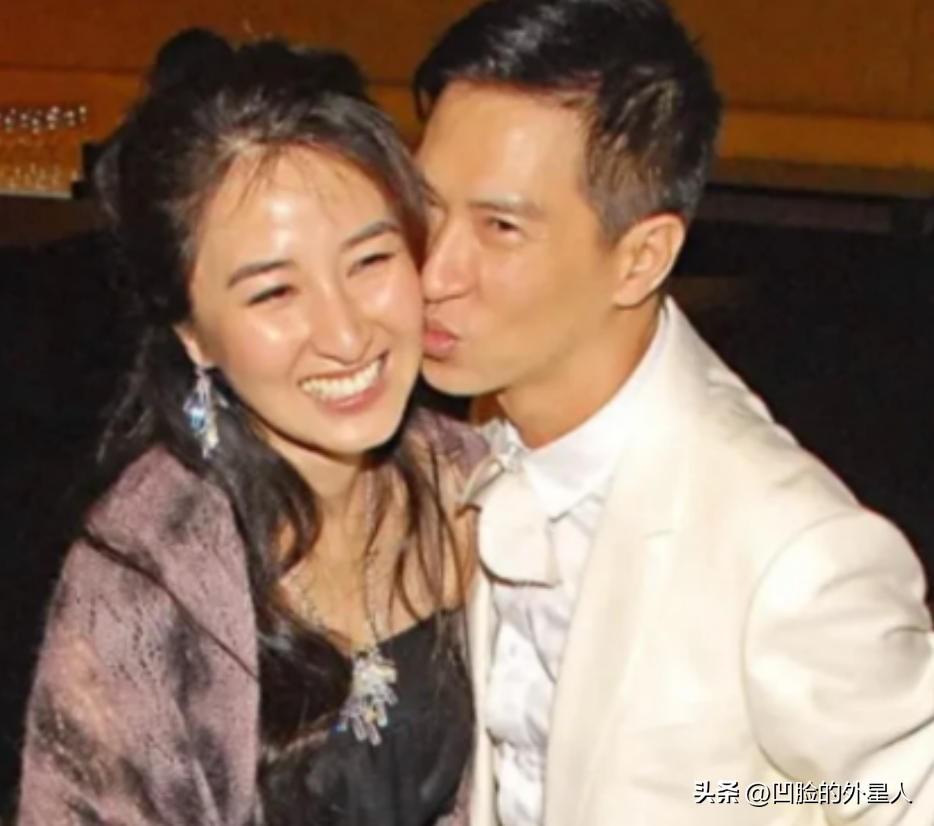 1993年，张家辉在女友关咏荷的别墅洗了个澡后，出来就提分手，关咏荷不解忙问原因