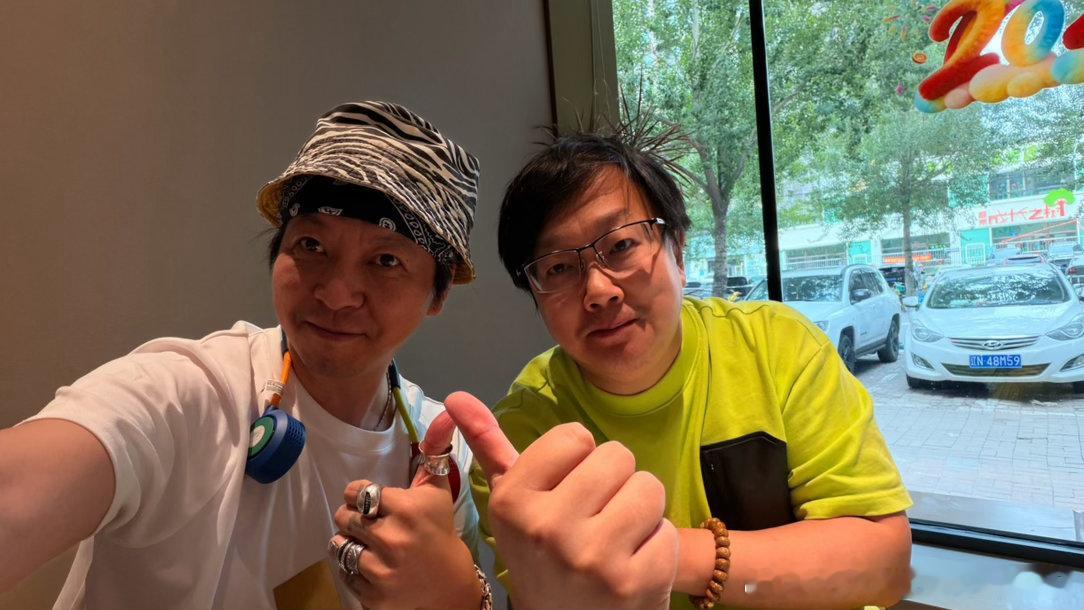 托崔老师的福 让我们一下火车就吃上热乎的 ！崔老师最帅～！ 