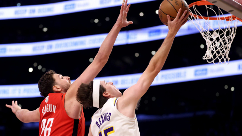 奥斯汀·里夫斯因小腿受伤将至少缺席一个月。湖人队后卫奥斯汀·里夫斯因左小腿腓肠肌