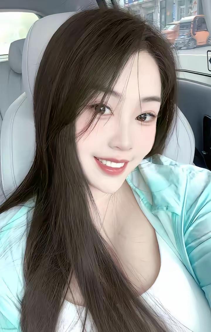 这美女坐在车里，笑得好甜呀！甜美驾车的美女 女生开车的快乐 女生开车的样子 车里
