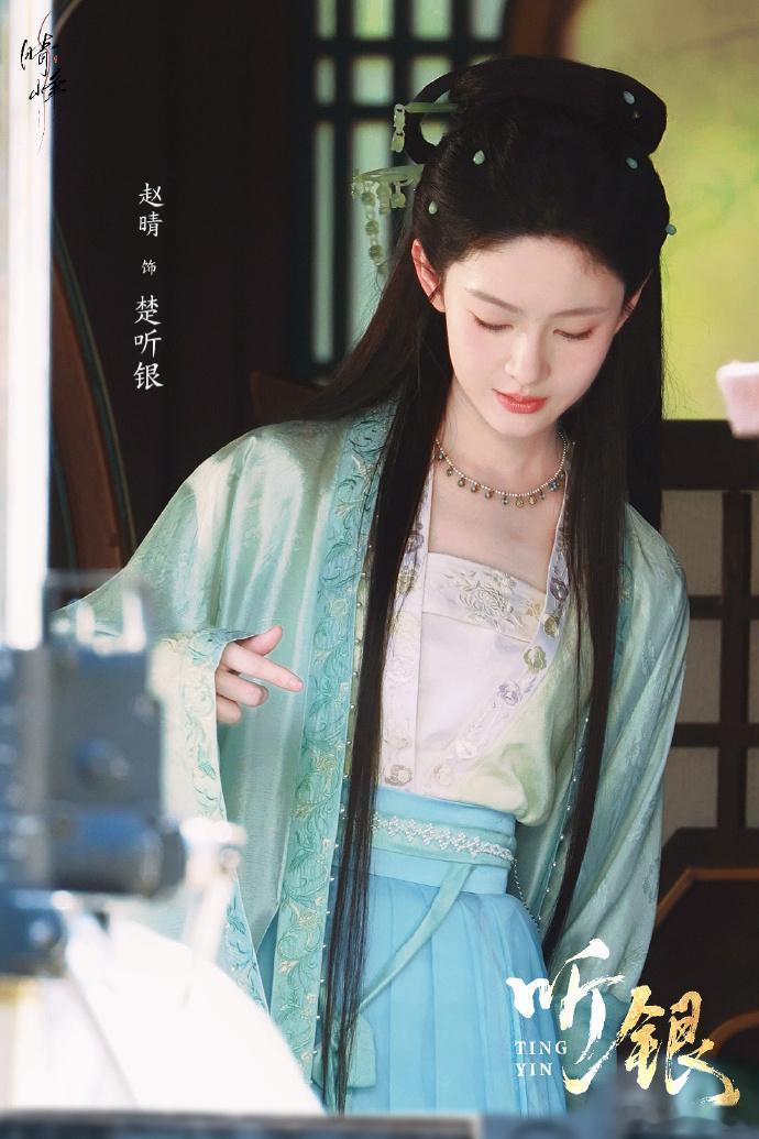赵晴这个妆造好正午味姐这个妆造我服，不网红不韩式，全梳盘发配高发簪，正午剧大家闺