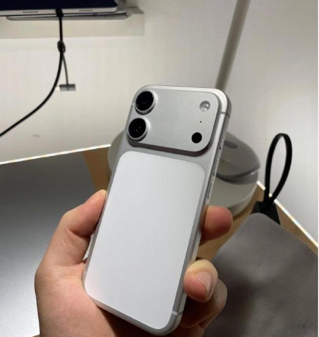 iPhone18标准版外观曝光 这外观确实和17pro靠拢了啊。 