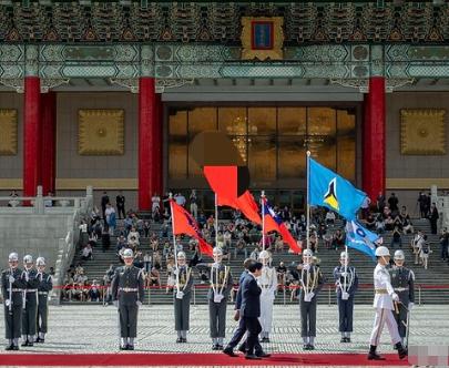 赖清德搞这么大阵仗，居然就为了一个弹丸小国！
 
10月29日，赖清德以隆重军礼