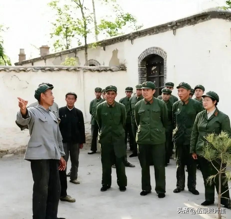 1971年，毛主席长女李敏（右一）到河北保定第38军驻地探望丈夫孔令华期间，与时
