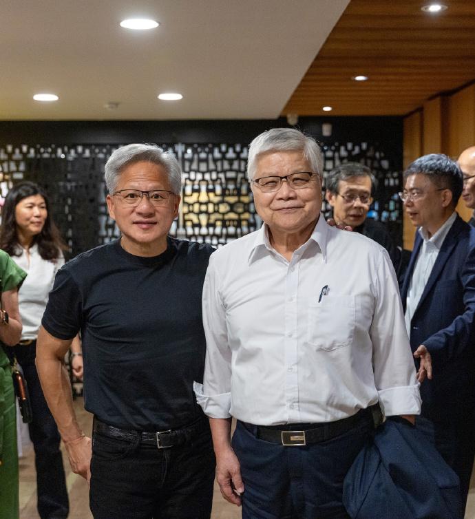 黄仁勋和高管团队一起用餐，工作人员朴实无华，穿着打扮都比较接地气。
圆鼻头的黄仁