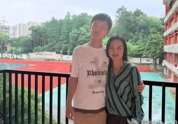 这个孩子真的是太优秀了，山西挖眼案受害男孩今年高考，他双目失明后也没有放弃学习