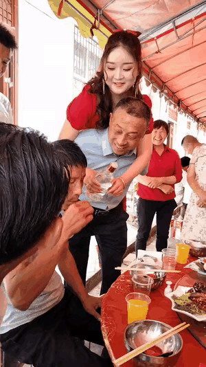 根据网上资料显示，公公背儿媳是流行于湖北江汉平原（天门、仙桃、潜江）、陕西汉中、
