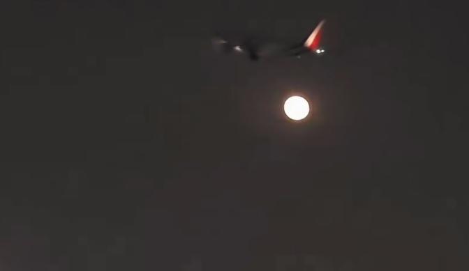 或许这就是巧合，也惊叹于摄影师的技术，马克龙抵达北京下飞机时，在他们的头上挂着一