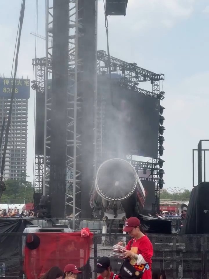 华晨宇户外演唱会开空调佛山35度高温下，华晨宇演唱会的巨型空调简直是救命神器！粉