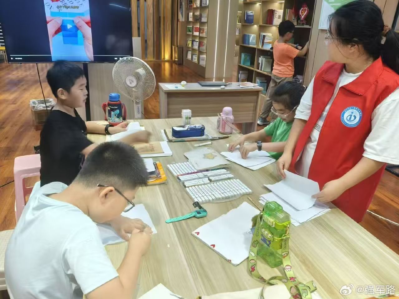 秦岭笑谈[超话]【纸翻花里的奇妙天地】8月8日，在日照市石臼街道海景社区“小草学