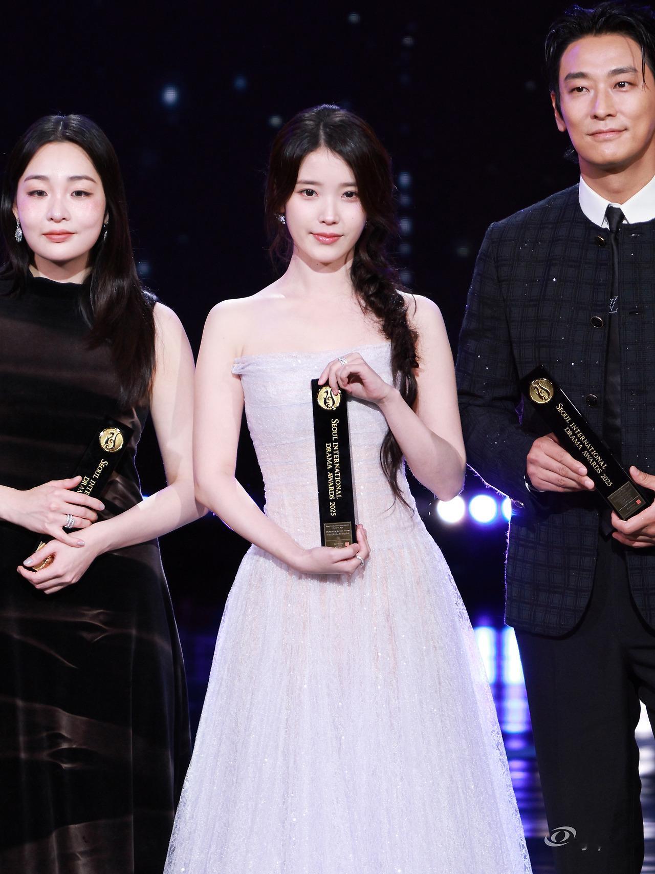 IU[超话]  💗IU出道十七周年快乐 251002 IU 首尔电视节颁奖典礼