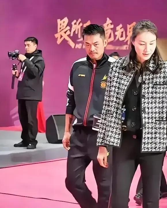 能不能手挽着手，笑一笑 ，一起从红毯上走过。因为崇拜，才在心里默默的祝福。公众人