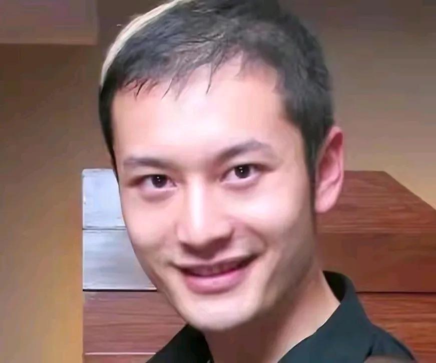 黄晓明的头发哪一张照片才是真的，一直看到他都是浓密乌黑的头发，没有看到他的头发是