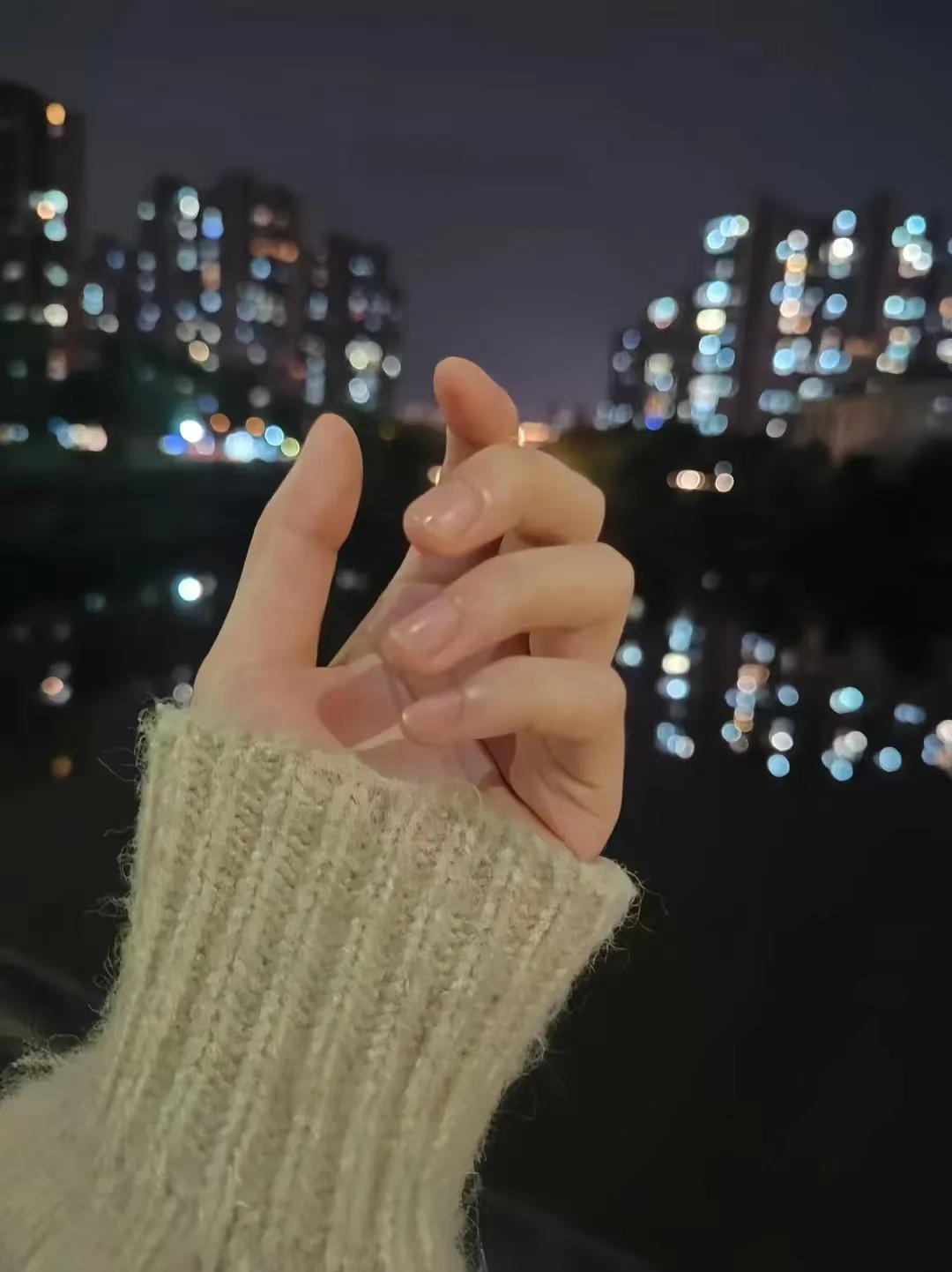 [微风]

一片叶辞枝坠地，恍如夜泪轻垂。

流年摊破夜沉微。

沸汤翻岁序，旧