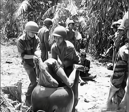 1967年，越南战争期间，美军士兵正在对抓获的越南女兵使用“水刑”逼供，他们将女