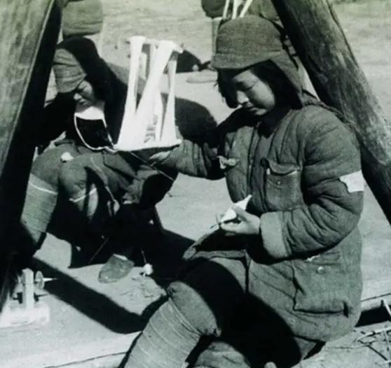 1931年，时任红军连长的张行忠在与敌人作战时由于十分勇猛，不幸负伤。

在那个