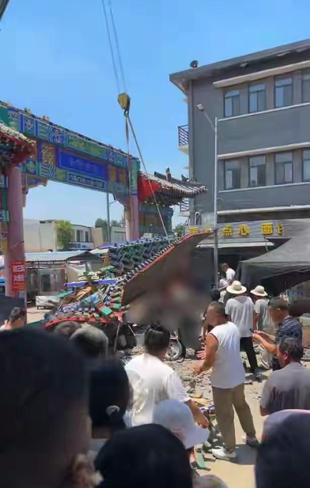 牌坊塌了，

不是文物却压死了人，

谁来管这种“不归谁管”的东西。

6月27