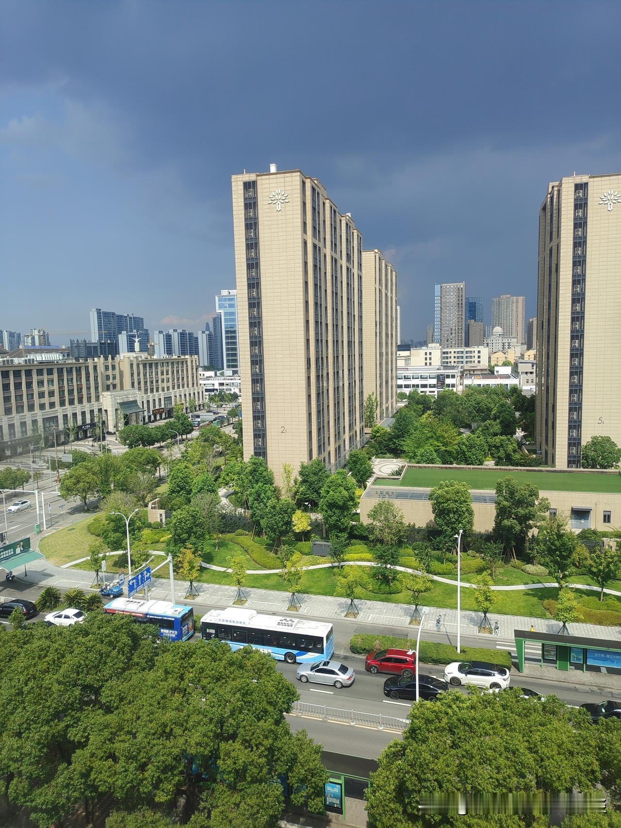 你们有体验过，在同一座城市，一半风雨，一半晴朗的天气吗？看远处，云雾翻腾，大有刮