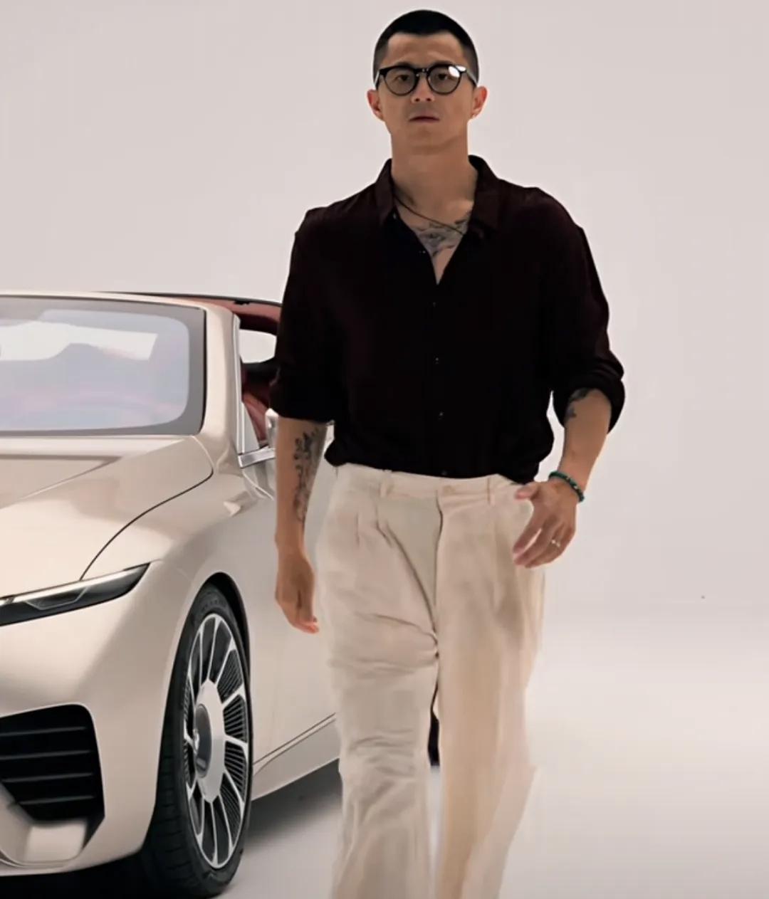 陈震者，京师人也，少有逸志，不治经术，好驰骋，善评车。弱冠后，尝夜驰于京师二环，