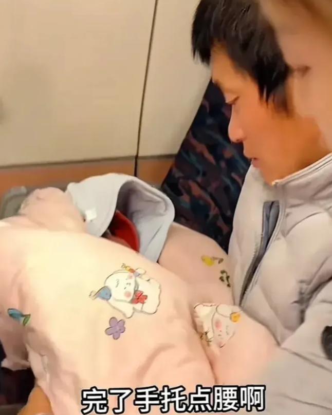 吉林长春，妈妈在医院刚生下孩子还没有脱离危险，爸爸独自一个人带着刚出生一天的孩子