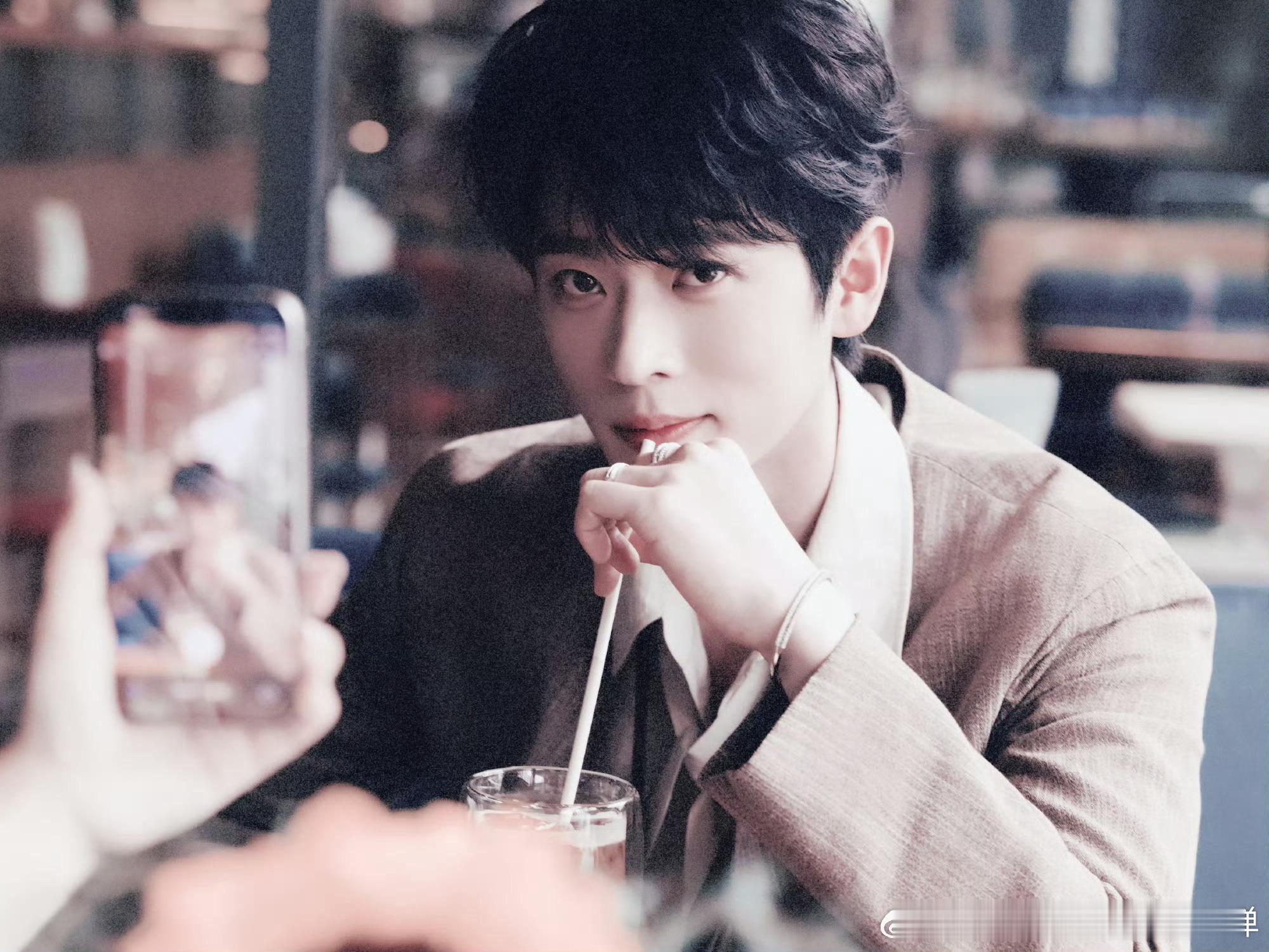 丞磊和泰国粉丝握手谁能拒绝丞磊的温柔握手啊！看到粉丝和他握手的样子，我真的狠狠羡