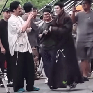 开心到蹦高高 好可爱啊啊 武大靖王传君探班王鹤棣王鹤棣