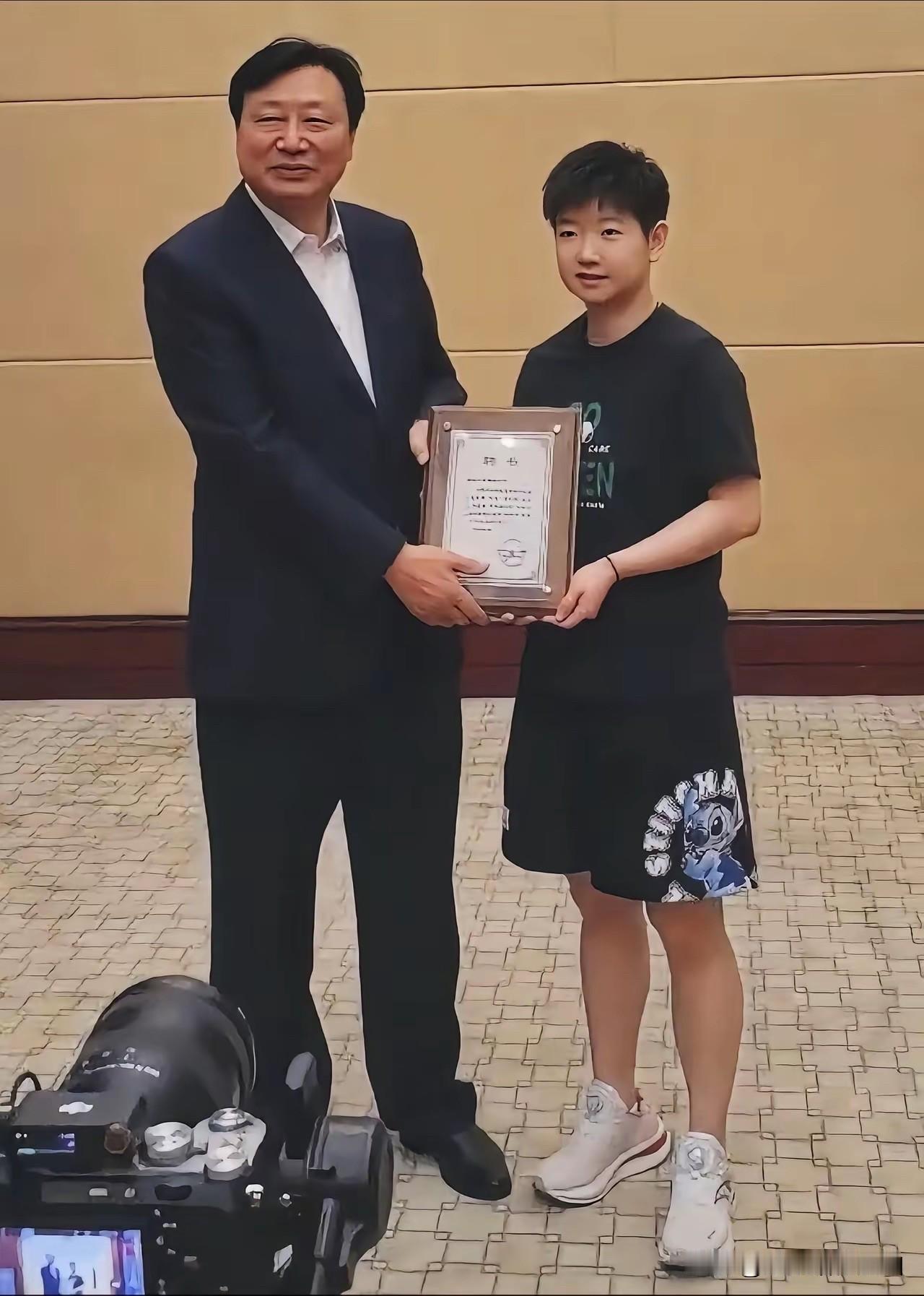关于莎莎穿着，我提 2 点“有用建议”

莎莎是不是没有形象顾问？她的穿着有 2