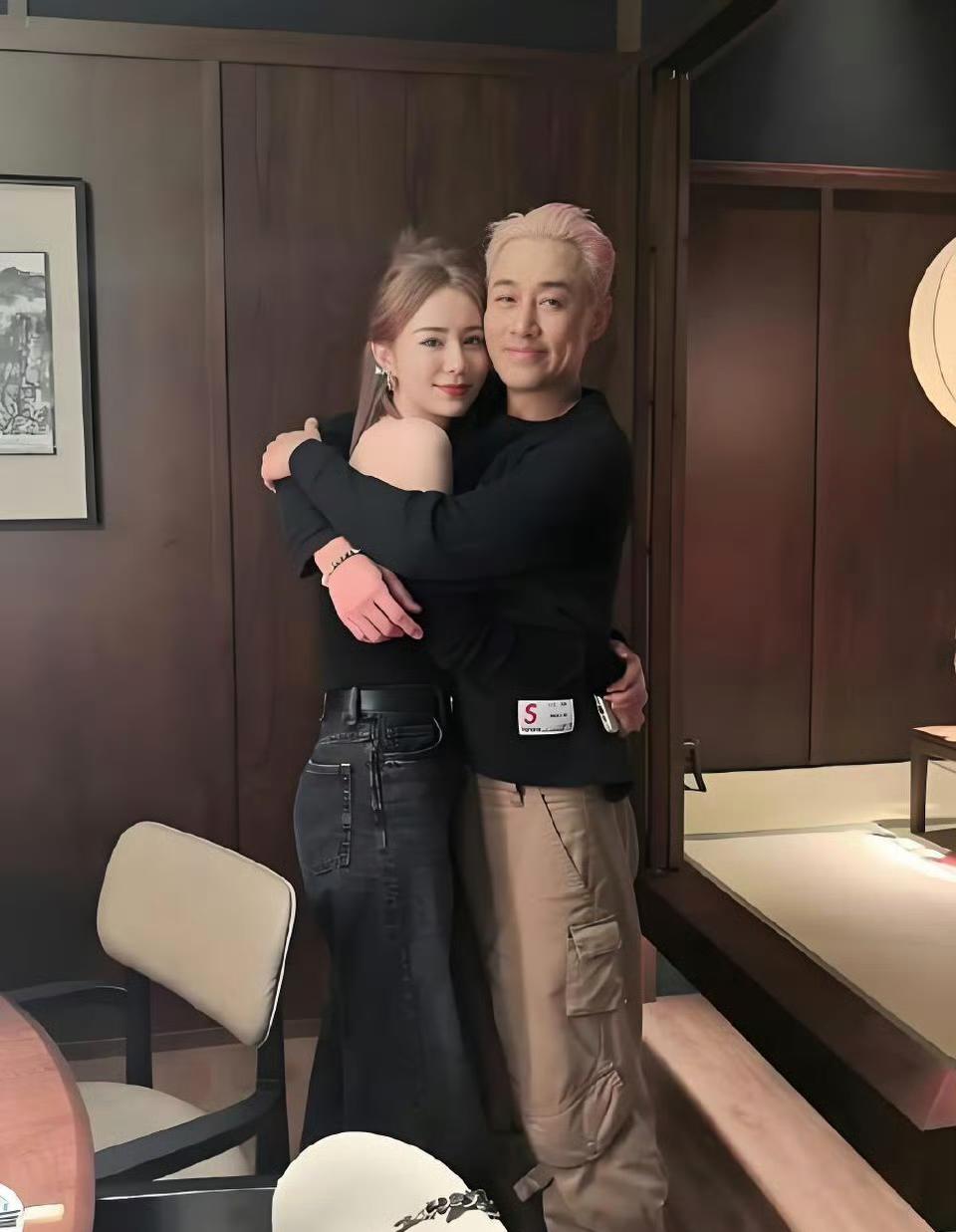 看了那么多年电视，才知道，原来这俩是夫妻啊！？话说林峰啥时候结婚的啊？啊？港圈明