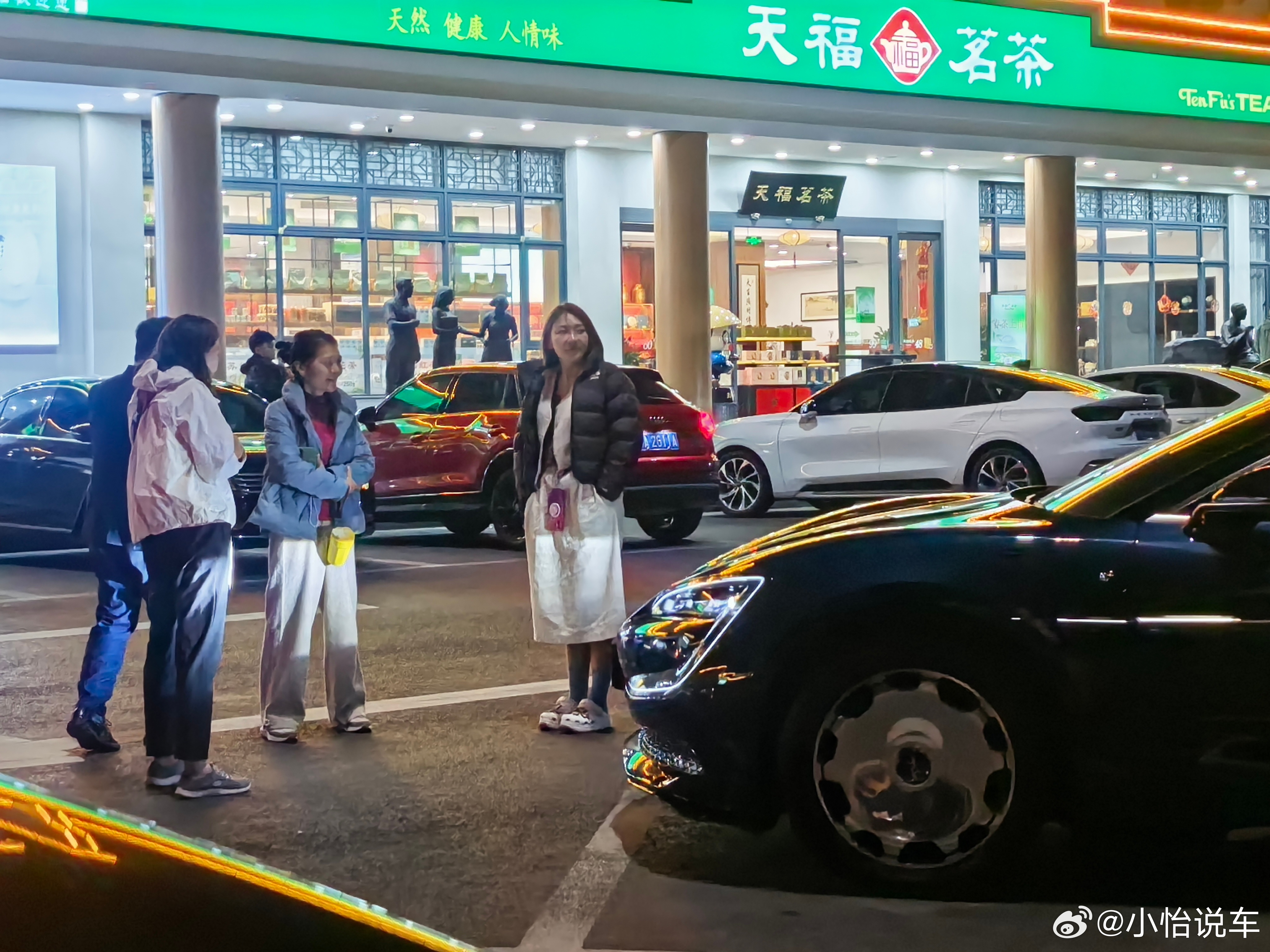 仰望U7  刚停在服务区就被围观了！😱几个从旁边5系车里下来的大哥和大姐站在车