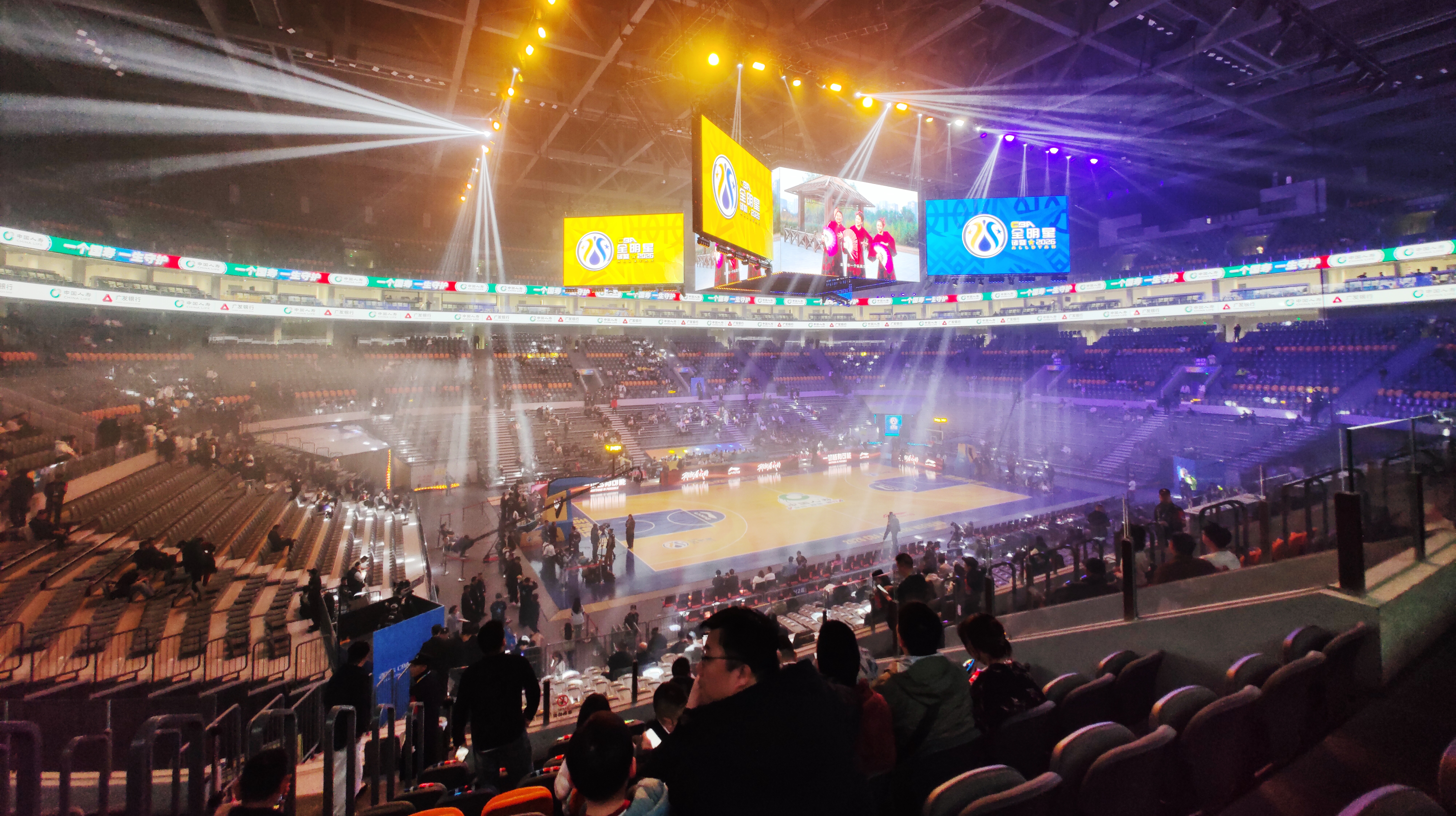 到球场了今年没混着证件坐观众席啦～～～诸暨CBA全明星周末CBA 诸暨·西施篮球