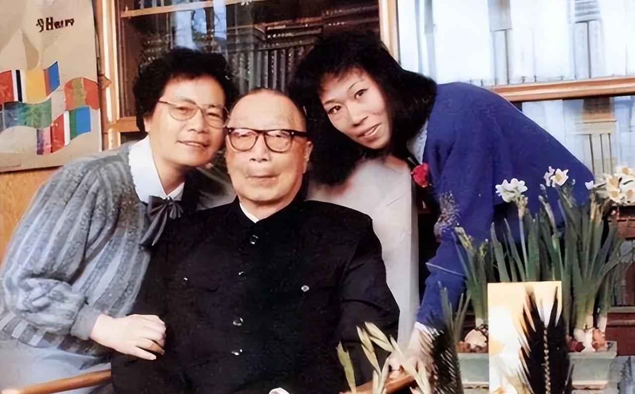 我真诚地希望您可以点个“关注”。

这身份的巨大反差背后，藏着一段鲜为人知的奋斗